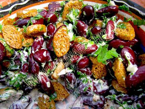 Салат с кириешками и фасолью рецепт фото
