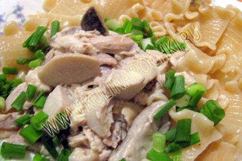 Паста с белыми грибами и курицей в сливочном соусе рецепт фото